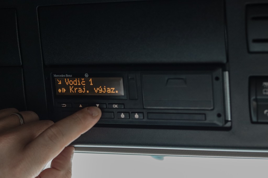 Jazdenie v dvojposádke a zadávanie krajiny výjazdu pri prekročení štátnej&nbsp;hranice