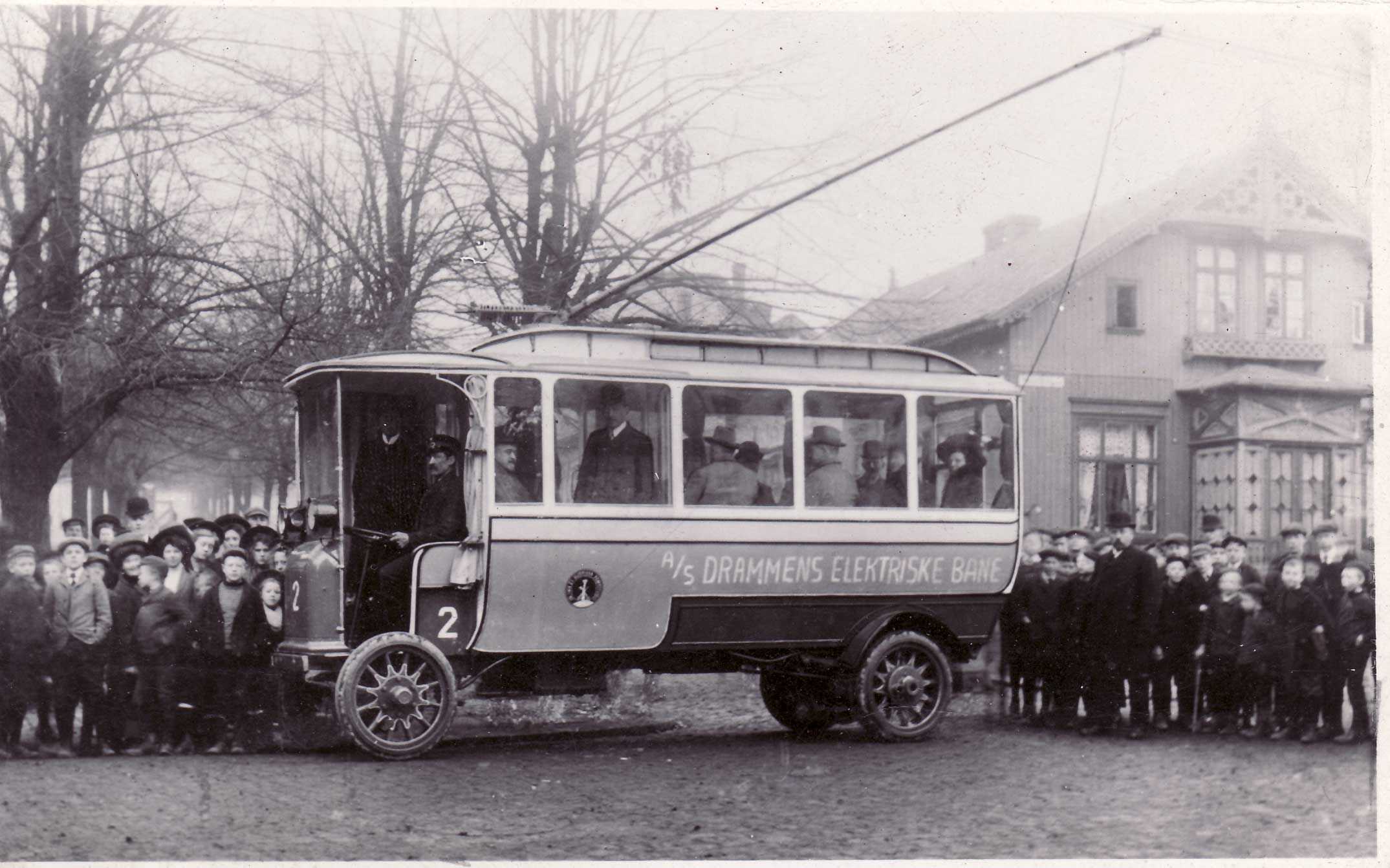 Prečo má trolejbus dva zberače? História trolejbusov, o ktorej sme ani nevedeli